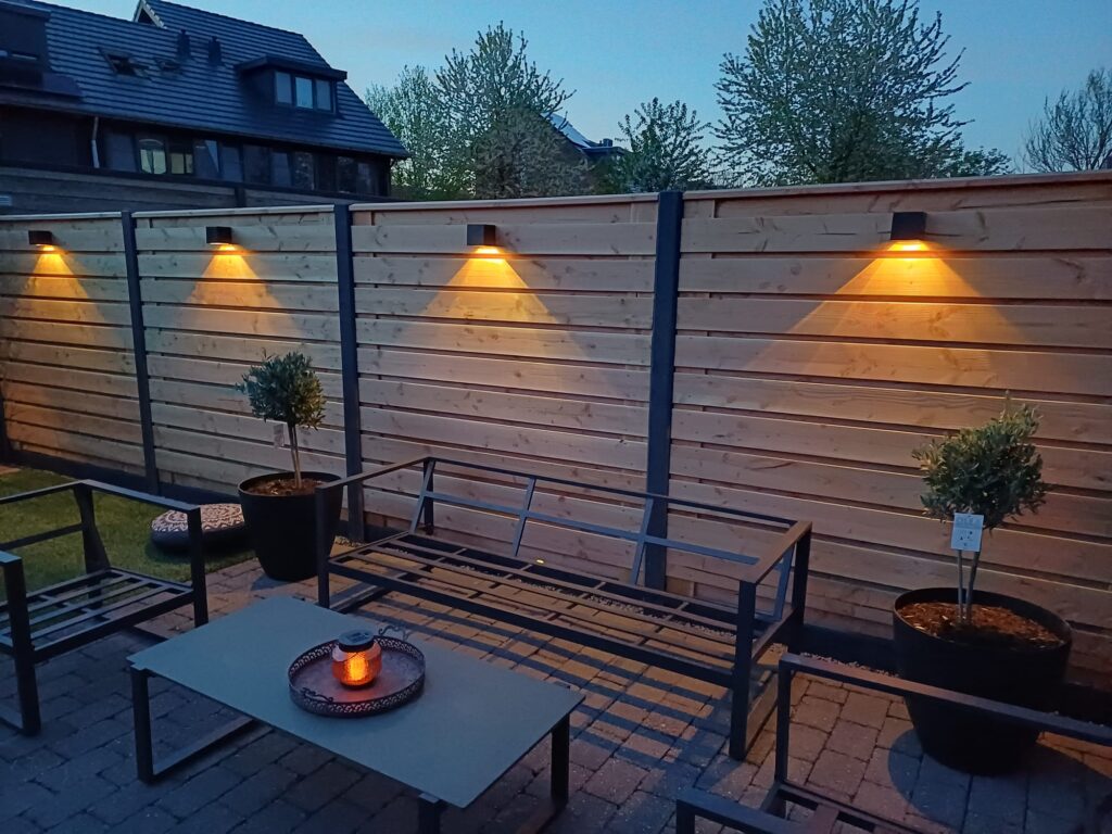 Schutting met licht lampen gemonteerd